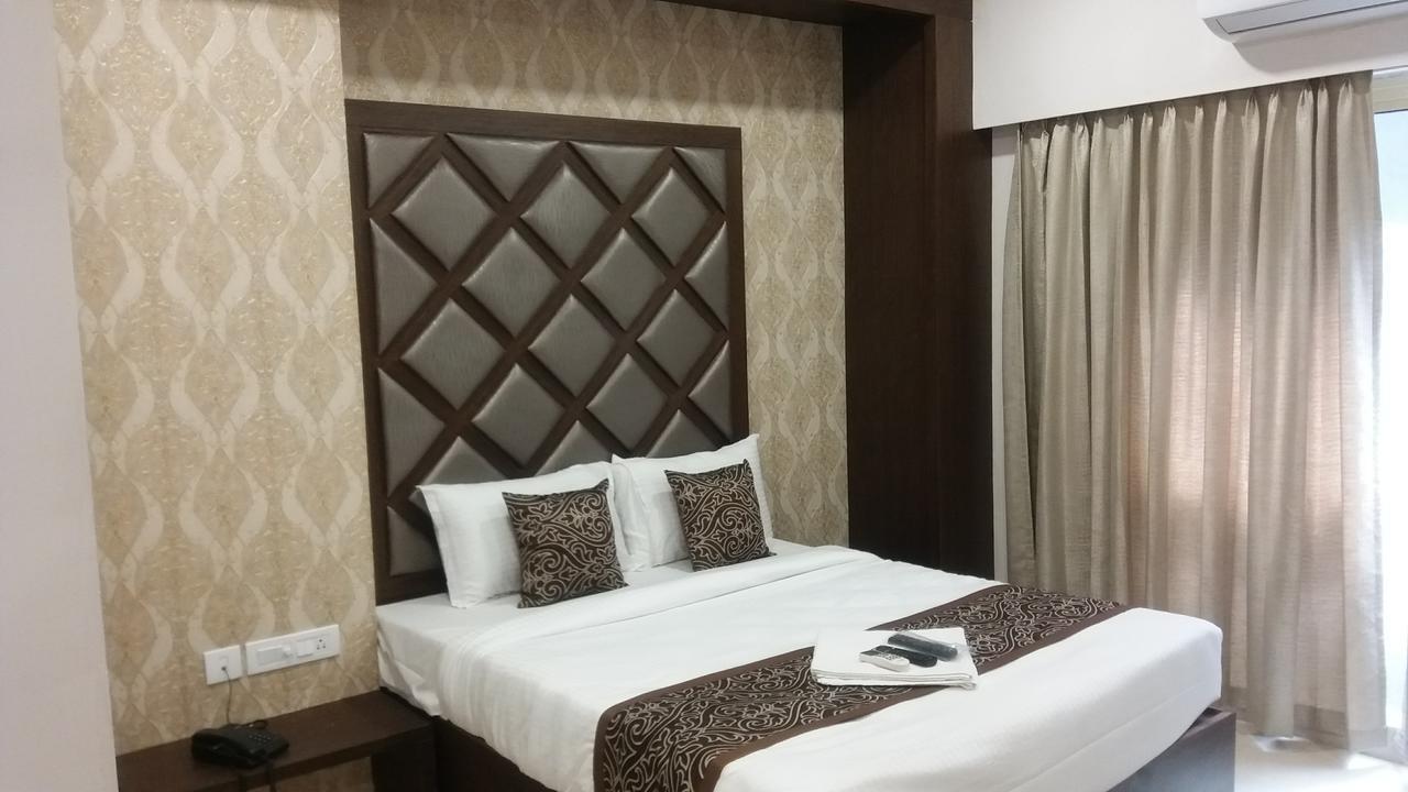 Deluxe Double Room (2 Adults + 1 Child)